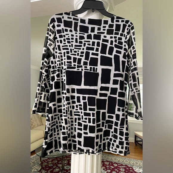 Allani women’s Black and White Geometric Pattern Top layered at front 3/4 sleeve - Picture 2 of 4